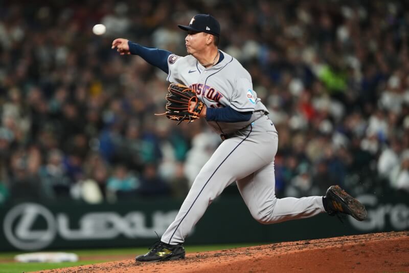 美國職棒大聯盟（MLB）休士頓太空人台灣投手鄧愷威15日中繼登板，投1.1局失1分，收下生涯第1次的中繼成功。圖為鄧愷威11日出賽。（美聯社）