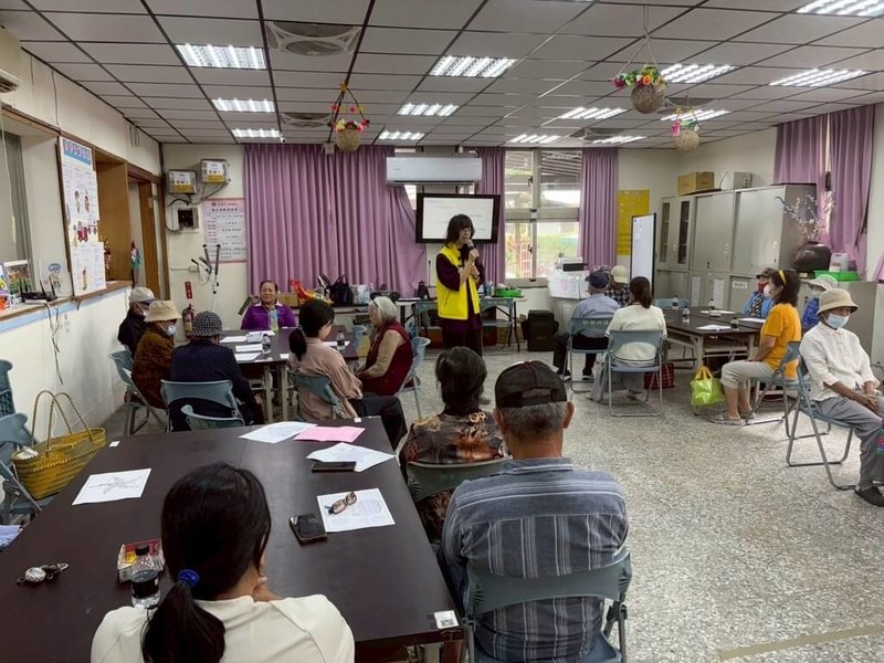 花蓮光復洪災後，除硬體設施修復，更是漫長的心靈重建工程；衛福部玉里醫院推動「馬太鞍心理重建計畫」，於文化健康站等據點設計多元團體活動，引導長者在手作與趣味互動中體驗正念呼吸，逐步學會覺察自身情緒與壓力。（衛生福利部玉里醫院提供）中央社記者李先鳳傳真　115年4月15日