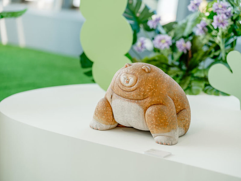 日本雕塑家佐野美里以狗作為自我投射象徵,透過不同姿態雕塑作品,呈現內心情緒與心理狀態。在屏東看海美術館「日常偏移」展覽中,她為屏東創作3件全新作品。(屏東縣政府傳播暨國際事務處提供)中央社記者黃郁菁傳真 115年4月15日