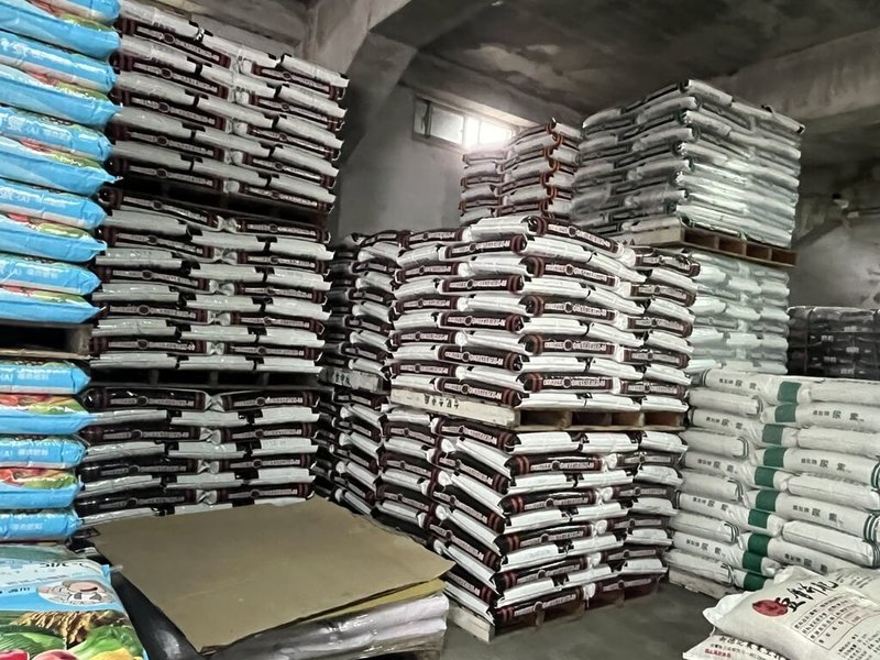 中東地區衝突以來，農糧署嚴密監控國際製肥原料價格，並協助國內肥料業者吸收部分漲幅，以穩定肥料供應及價格平穩。東部地區115年1期化學肥料疏運庫存進儲814公噸，截至3月底尚有300公噸陸續釋出並持續滾動進儲。（農糧署東區分署提供）中央社記者李先鳳傳真　115年4月15日