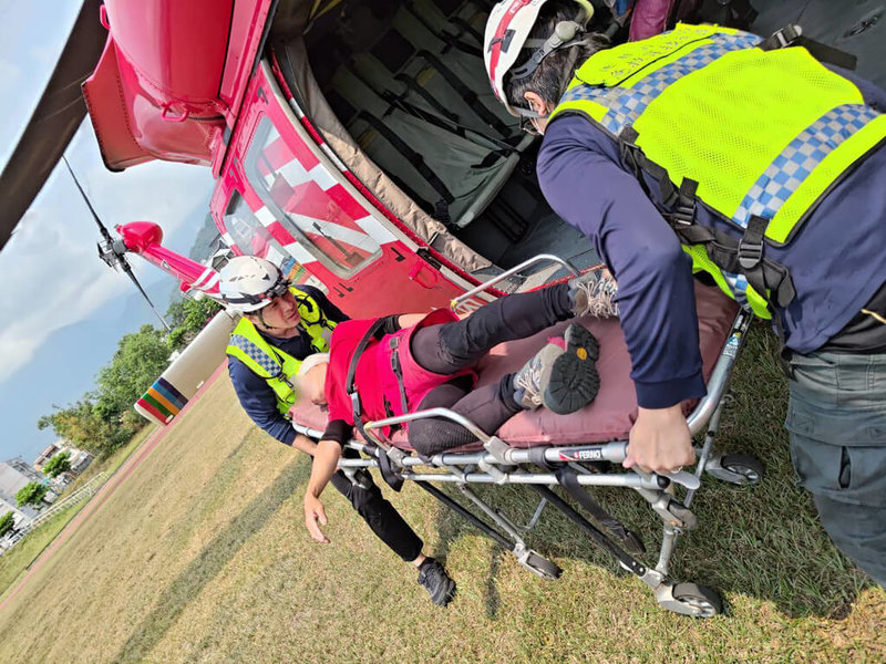 5人登山隊攀登馬博橫斷，其中黃姓協作11日單獨返營地途中走錯路徑又不慎滑落2、3層樓高的山谷，所幸意識清楚，僅受輕傷，自行腰繞回原路線，15日由空勤直升機載送下山治療。（空中勤務第一大隊第三隊提供）中央社記者李先鳳傳真　115年4月15日