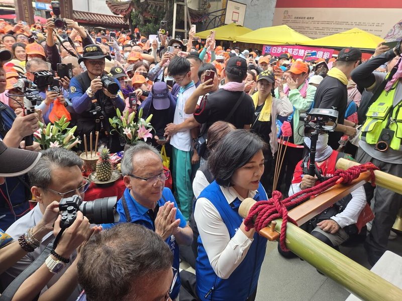 苗栗通霄白沙屯拱天宮媽祖徒步往北港朝天宮進香活動進入第3天，15日中午在西螺福興宮停駕，雲林縣長張麗善（前中）前往參拜。（雲林縣政府提供）中央社記者蔡智明傳真　115年4月15日
