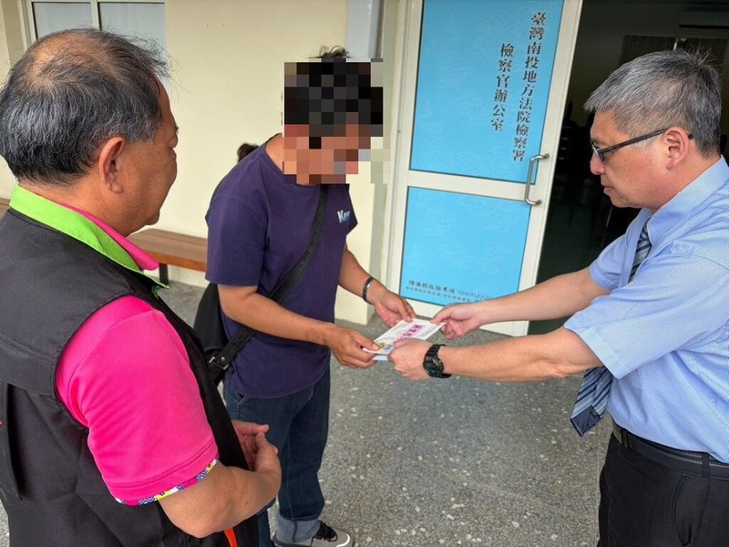 南投地方檢察署日前獲報，埔里鎮劉姓男子對黃姓女友施暴導致重傷就醫，劉男被聲押獲准；黃女後續傷重不治。檢方14日與犯罪被害人保護協會台灣南投分會前往慰問死者家屬。（民眾提供）中央社記者蕭博陽南投縣傳真　115年4月15日