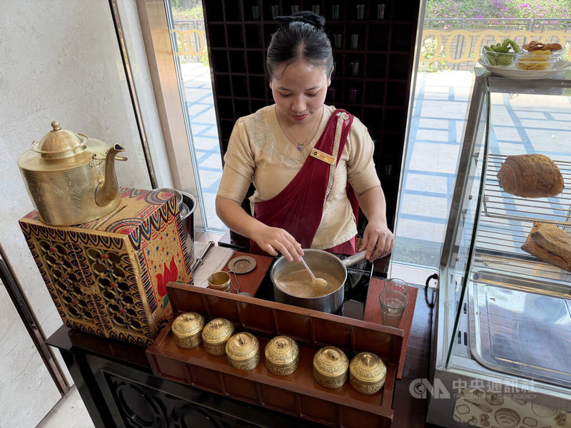 中東衝突造成全球能源供應短缺，印度主要的烹飪用燃料桶裝液化石油氣（LPG）缺貨，許多賣茶的地方改用其他方式煮茶。圖為印度星級酒店用電磁爐煮茶。中央社記者李晉緯新德里攝　115年4月15日