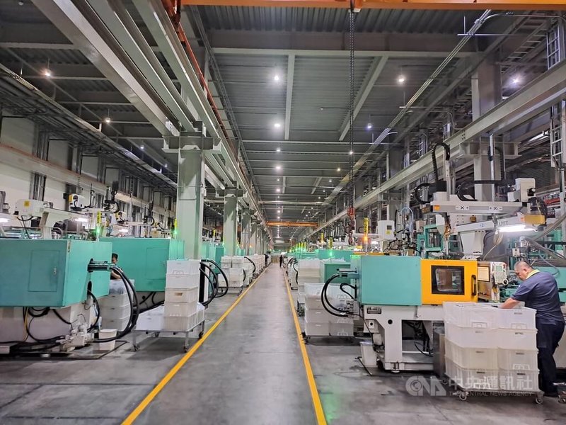 溢泰實業15日舉行媒體參訪工廠行程。圖為屏東廠區濾水器塑膠射出產線。中央社記者潘智義攝 115年4月15日