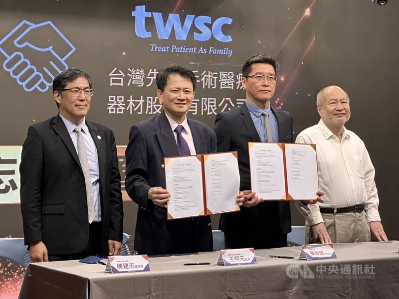 高雄醫學大學附設中和紀念醫院15日與台灣先進公司簽署合作意向書，雙方將針對腹腔鏡微創手術器械等關鍵醫材啟動國產國用合作，由高醫院長王照元（左2）、台灣先進副總經理陳榮健（右2）代表簽約。中央社記者林巧璉攝　115年4月15日
