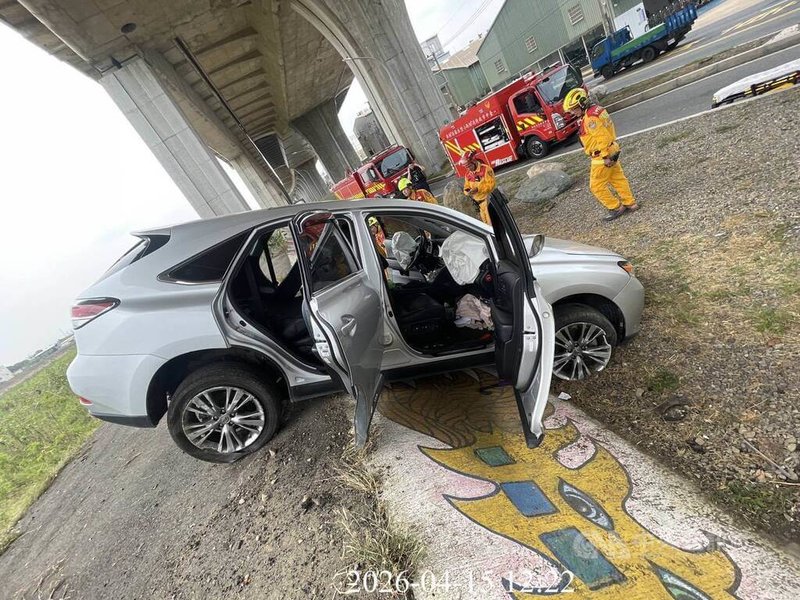 莊姓男子15日開車行經台中市大里區，不明原因自撞安全島受困車內，消防局獲報到場將他救出送醫搶救。（翻攝照片）中央社記者蘇木春傳真　115年4月15日