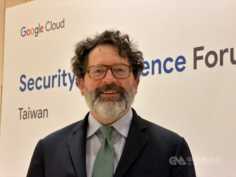 Google工程部門副總裁韓森（Royal Hansen）15日來台受訪表示，駭客利用人工智慧（AI）加速攻擊，成員間的協作交接時間已從以往8小時驟減到22秒，很快將進入「奈秒級」（nanosecond）。中央社記者吳家豪攝　115年4月15日