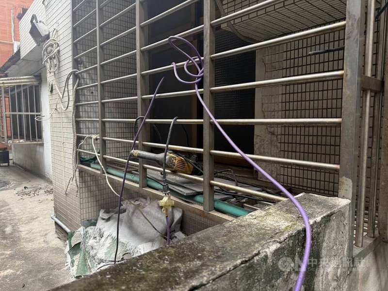 台北市中山區15日發生林姓水電工不明原因暈倒在露台事件，警消獲報緊急到場協助送醫搶救，事發原因仍待調查。（翻攝照片）中央社記者黃麗芸傳真　115年4月15日