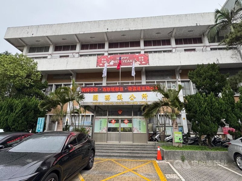 為減輕鎮民生活負擔，新竹縣關西鎮公所15日表示，擬發放每名鎮民振興發展金新台幣3600元、低收入戶每戶再加發2000元，後續將提鎮民代表會審議。圖為關西鎮公所外觀。中央社記者郭宣彣攝　115年4月15日