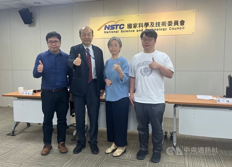 國家科學及技術委員會15日舉辦研究成果記者會，中研院分子生物研究所特聘研究員薛一蘋（右2）與資訊科學研究所副研究員王建堯（右1）團隊，建立全腦自動腦區校正定量分析（BM-auto）系統，分析自閉症模式小鼠全腦迴路異常之處，發現「嗅覺皮質」在自閉症中扮演的重要角色。中央社記者趙敏雅攝　115年4月15日