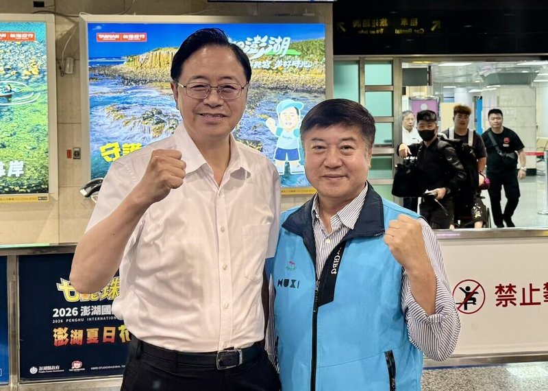 桃園市長張善政（左）15日傍晚搭機抵達澎湖展開考察行程，國民黨澎湖縣長參選人陳振中（右）前往接機，兩人一同振臂合影。（民眾提供）中央社　115年4月15日