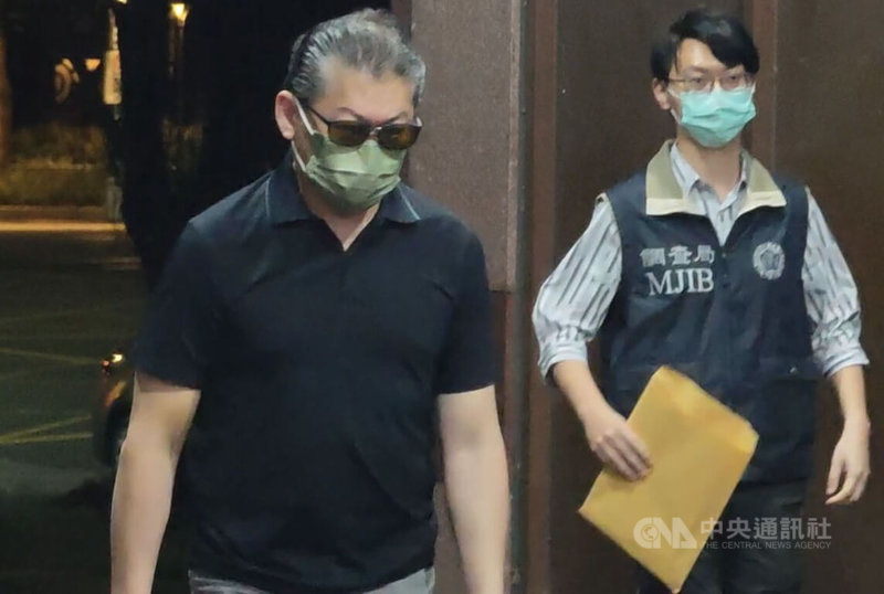 宏泰人壽於民國108年間標售淡水土地時涉違證交法，檢調14日約談集團掌門人林鴻南（左）等人到案，北檢檢察官訊後諭令林鴻南以新台幣1000萬元交保並限制出境、出海、限制住居。中央社記者林長順攝　115年4月15日