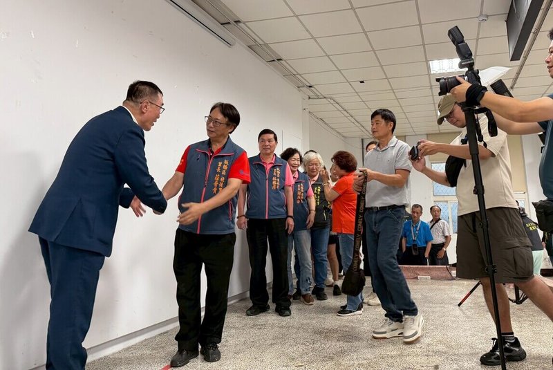 國民黨新北市長參選人李四川(左)15日與板橋區里長座談,強調自己的雙北治理經驗並爭取支持,會後也逐一與里長合影。(李四川辦公室提供)中央社記者黃旭昇傳真 115年4月15日