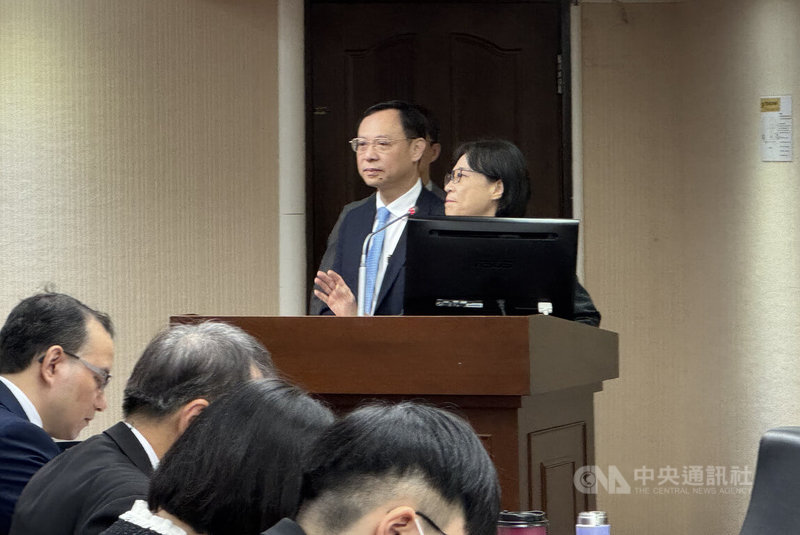 立法院社會福利及衛生環境委員會15日邀衛福部長石崇良（後左）、防檢署長杜麗華（後右）等官員，就寵物用藥新制等議題進行專題報告並備詢，多名立委聚焦最新處理進度及程序。中央社記者沈佩瑤攝　115年4月15日