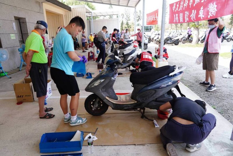 澎湖高級海事水產職業學校與台北城市科技大學所聯合組成澎湖機車修護服務隊，一連2天分赴西嶼偏鄉與學校汽車工廠，協助在地民眾免費檢修機車。（澎湖海事水產職校提供）中央社　115年4月15日