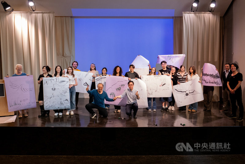 巴黎學生版的「台灣史補課」從藝術與生態角度，呈現台灣人如何在感性與理性之間，在世界探索並貢獻自我。系列活動於4月9日、15日在巴黎舉行，由法國國立東方語言與文化學院（INALCO，簡稱東語）與台師大國際台灣學研究中心合辦。圖為參與師生合影。中央社記者李若韻巴黎攝　115年4月15日