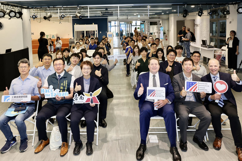台南市政府15日舉辦「Hack The Tainan紅藍軍攻防資安競賽」記者會，副市長趙卿惠（前左3）與美國在台協會（AIT）高雄分處處長張子霖（前右3）等人出席，宣布將於6月舉辦資安防護競賽，即日起開放報名。（台南市政府提供）中央社記者楊思瑞傳真　115年4月15日