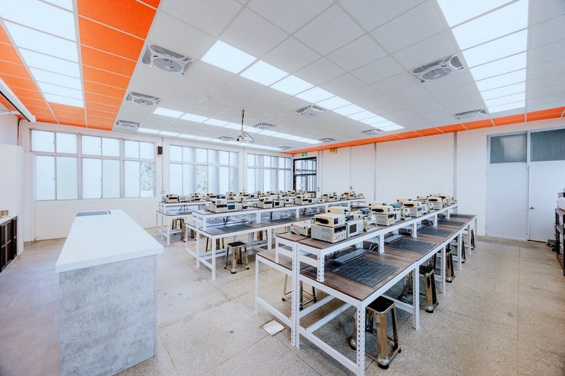 新北市瑞芳高工結合代表學校的橘黃色系，改造實習工場空間，反轉工廠陰暗沉鬱的刻板印象，轉化為積極活潑的創意工作場域。（瑞芳高工校長郭昱晨提供）中央社記者黃旭昇傳真  115年4月15日