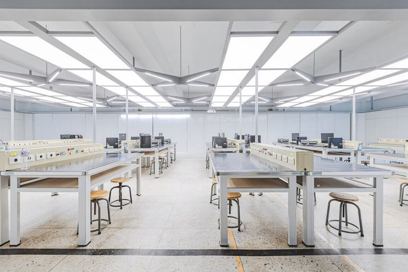 新北市淡水商工電機科實習工場（圖）改造空間獲德國iF設計獎肯定；透過均勻照明與系統化收納，營造高度專注且具紀律的學習環境。（新北市教育局提供）中央社記者黃旭昇傳真  115年4月15日