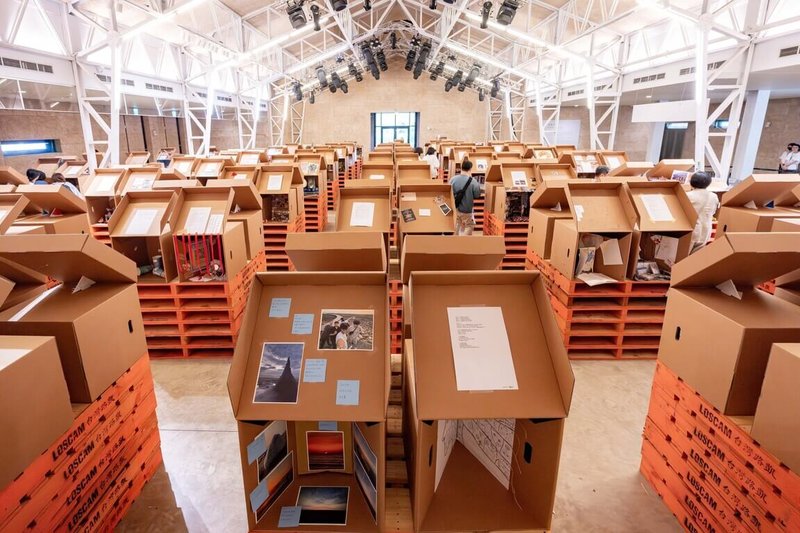 清華大學推出2026春之清華藝術節，即日起至5月14日於竹市風livehouse舉辦特展「等風來：竹塹的記憶之匣」，展出以紙箱為媒介的藝術創作。（清大提供）中央社記者魯鋼駿傳真　115年4月15日