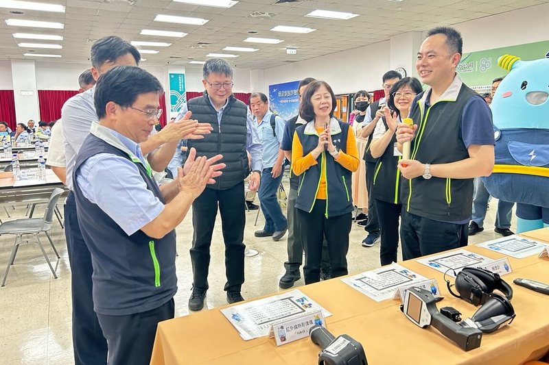 台電桃園區營業處15日邀請轄區內高壓以上用戶舉辦座談會，現場也設置了「節能診斷展示專區」由桃園區處向與會人員導覽、說明。（台電桃園區營業處提供）中央社記者吳睿騏桃園傳真　115年4月15日