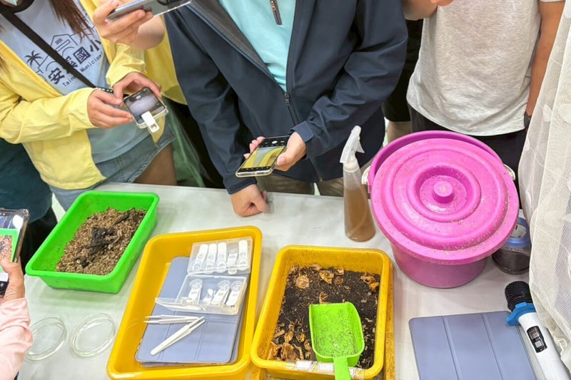 台南市教育局積極引導各級學校進行午餐廚餘減量，除持續推動惜食教育與精準供餐外，也鼓勵各校導入黑水虻處理或生廚餘堆肥等多元方式，使廚餘轉化為可再利用資源。（台南市政府提供）中央社記者楊思瑞台南傳真　115年4月15日
