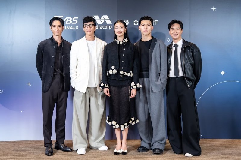 新劇「對你心動的預言」15日舉行卡司發布會，導演何潤東（左2）率泰國影后茱蒂蒙（Aokbab）（中）、演員曹佑寧（左）、陳昊森（右2）及蔡程俊（右）出席。（TVBS提供）中央社記者洪素津傳真　115年4月15日