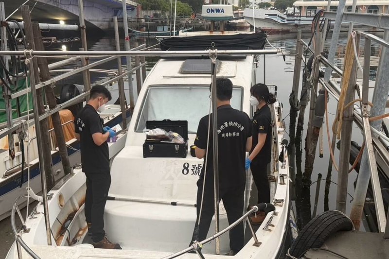 律師游光德因詐欺案經法院裁定交保，3月間竟剪斷電子手環偷渡出境，桃園地院已向桃檢告發游男棄保潛逃罪，專案小組鎖定協助的陳姓、郭姓、吳姓男子3人行蹤，陸續將人拘提到案，也查扣郭姓被告船隻。（桃園地方檢察署提供）中央社記者吳睿騏桃園傳真　115年4月15日