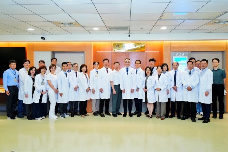 長庚眼腫瘤中心15日在桃園長庚醫院舉行揭牌儀式，除跨科別資源整合，更與國外眼腫瘤中心保持即時會診合作，提供一站式診療服務，盼提升患者生活品質。（桃園長庚紀念醫院提供）中央社記者吳睿騏傳真　115年4月15日