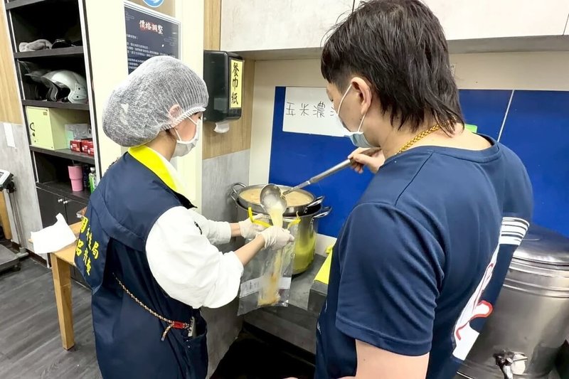 桃園市衛生局14日陸續獲報指民眾在13日食用「上野烤肉飯-內壢店」便當後，出現疑似食品中毒症狀。衛生局已派員將相關食品及環境檢體送檢。圖為稽查人員14日到店內稽查採樣情形。（桃園市衛生局提供）中央社記者吳睿騏傳真　115年4月15日