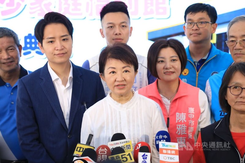 台中市長盧秀燕（前中）15日出席活動並接受媒體聯訪，被問到有關國民黨出現「兩個太陽」爭鋒及路線之爭等問題，盧秀燕表示，身為市長，她也是中華民國的國民，所以為國家盡心盡力，只要為台灣好，都是她的本分，都應該要做。中央社記者郝雪卿攝　115年4月15日