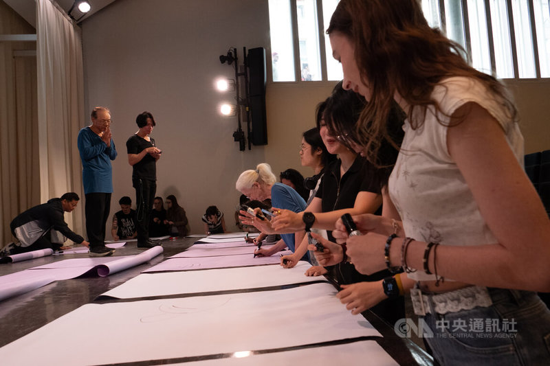 台師大副教務長暨台灣濕地學會理事長方偉達(圖左站立藍衣者),於4月9日在巴黎向當地學生補課台灣生態史。中央社記者李若韻巴黎攝 115年4月15日