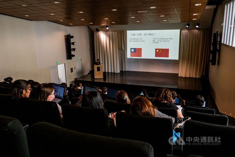 巴黎學生版「台灣史補課」於4月9日與15日在巴黎舉行，由法國國立東方語言與文化學院、台師大國際台灣學研究中心合辦。課程對象為巴黎學生，藉思考名詞背後的意識，進而理解台灣社會的轉變。圖為台灣史補課現場。中央社記者李若韻巴黎攝 115年4月15日