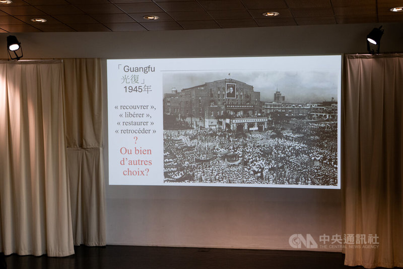 巴黎西帖大學的台灣史課程受到學生歡迎,修課人數從第一年近70人,到今年第3年已增至150人。圖為4月9日台灣史補課現場,課程設計以「光復」名詞為例,列出4個相對應法文翻譯:收復(recouvrer)、解放(libérer)、修復(restaurer)、轉讓(rétrocéder),讓巴黎學生比較其中差異,並討論哪些對應詞是錯誤的。中央社記者李若韻巴黎攝 115年4月15日