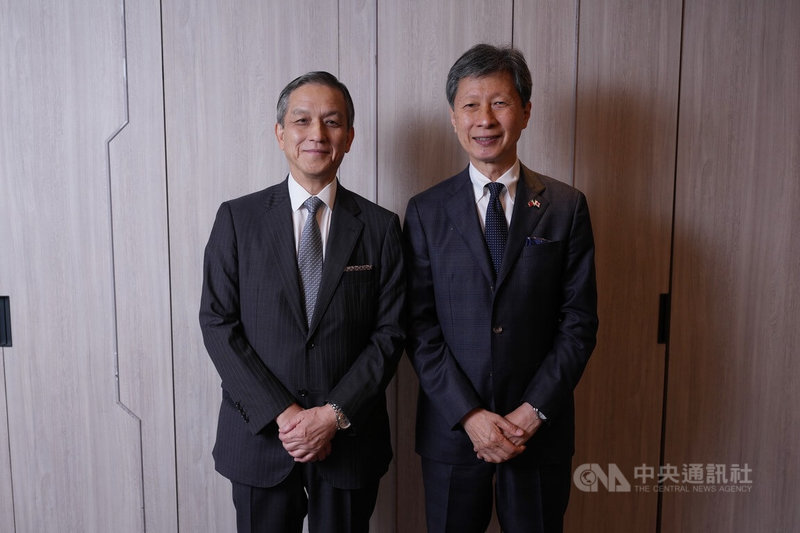 前日本海上自衛隊幕僚長武居智久（右）、前日本陸上自衛隊幕僚長岩田清文（左）近期接受中央社專訪。中央社記者徐肇昌攝　115年4月15日