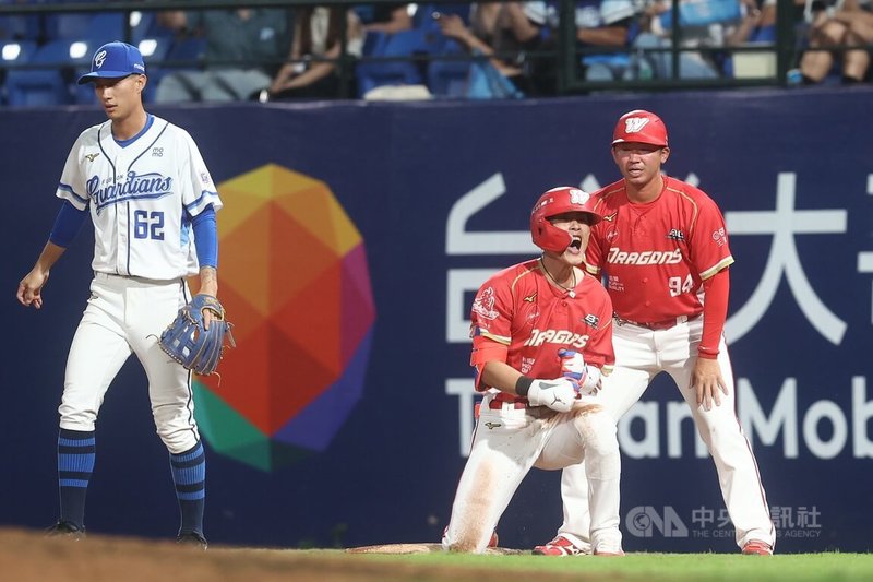 中職味全龍隊15日作客新莊棒球場交手富邦悍將隊，龍隊張政禹（前右）延長賽10局敲出關鍵超前安打，帶1分打點，張政禹上壘後振奮吶喊，終場龍隊就以1比0險勝。中央社記者王騰毅攝  115年4月15日