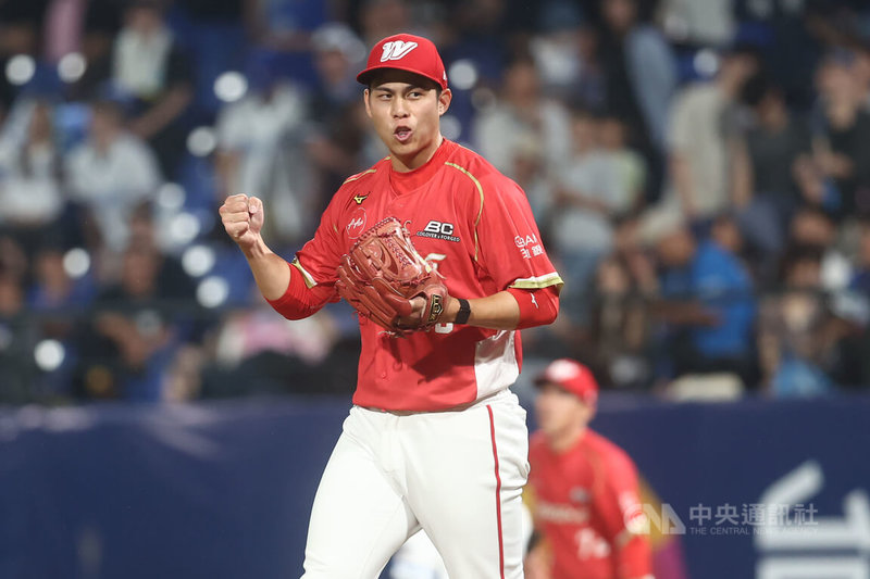 中職味全龍隊15日作客新莊棒球場交手富邦悍將隊，龍隊在延長賽10局上半拿下超前分，投手陳冠偉（圖）下半局關門成功，助龍隊守勝。中央社記者王騰毅攝　115年4月15日