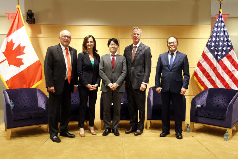 GCTF正式夥伴5國駐加代表合影：駐加代表曾厚仁（右1）、美國駐加大使胡克斯特拉（左1）、澳洲駐加高專羅根（左2）、日本駐加公使石井秀明（中）、英國駐加副高專普羅傑爾（右2）。（駐加代表處提供）中央社記者胡玉立多倫多傳真 　115年4月15日
