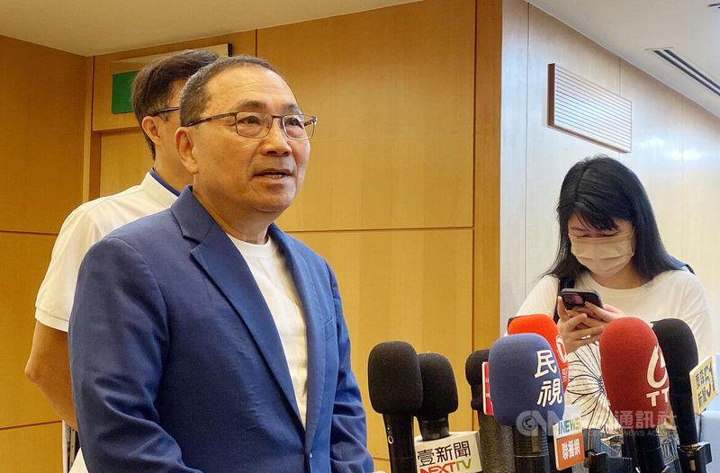 新北市長侯友宜（前左）15日主持市政會議後接受媒體聯訪，談到印度移工議題，侯友宜說，引進任何移工都要審慎評估治安、本土就業環境，在管理面、制度面做好配套。中央社記者黃旭昇攝  115年4月15日