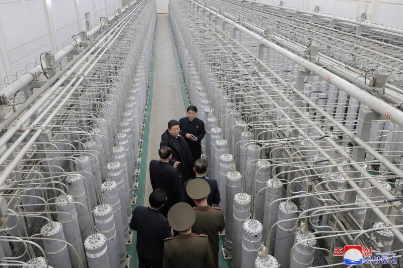 北韓中央通訊社去年1月29日發布照片顯示，北韓領導人金正恩視察一處未公開地點的核材料生產基地和核武研究所。（KCNA via 路透社）