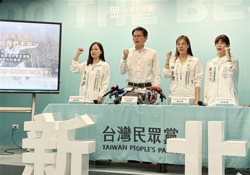 民眾黨新北市長參選人黃國昌（左2）15日率黨籍議員參選人陳語倢（左1）、陳怡君（右2）、吳亞倫（右1），舉行「反毒反霸凌」政見記者會，盼建構3道校園防護網提供安全學習環境。 中央社記者曹亞沿攝　115年4月15日