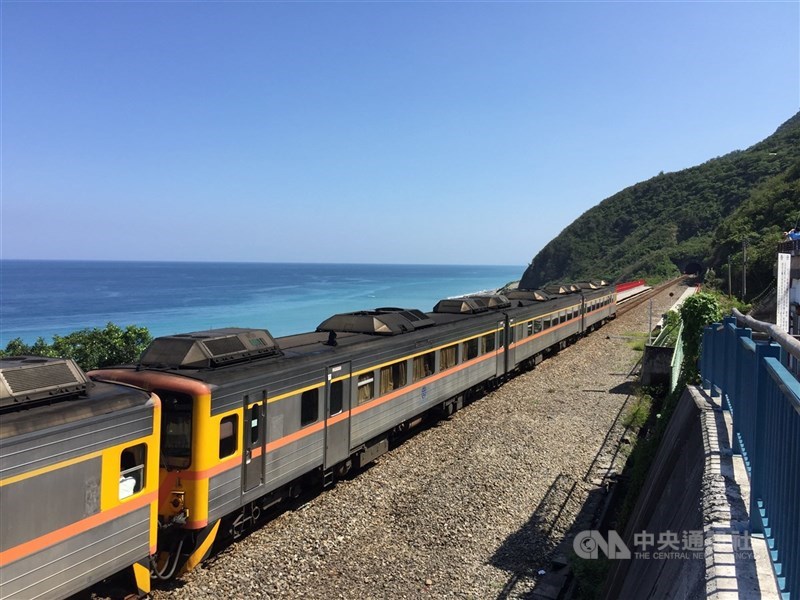 圖為台鐵列車。（中央社檔案照片）