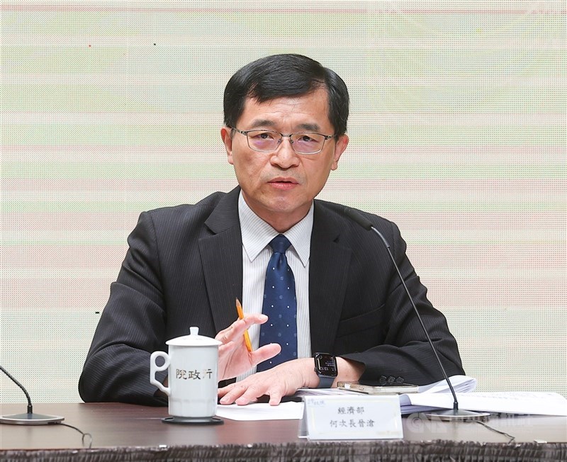 美伊可能展開新談判，將牽動能源價格走勢，經濟部次長何晉滄（圖）表示，國際油價短期內想要回到戰前水準有困難。（中央社檔案照片）