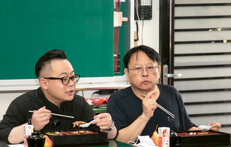 民進黨基隆市長參選人、基隆市議長童子瑋（左）15日到碇內國小視察營養午餐供餐情形並與學生一同用餐。他表示，未來將邀集專家持續開發營養美味菜單，推動美國「兒童國宴」概念。（議長童子瑋辦公室提供）中央社記者王朝鈺傳真　115年4月15日