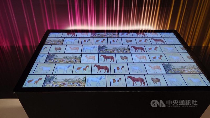 故宮南院即日起至5月13日在1樓大廳設置「光彩駿躍:馬年數位互動展」,其中「4K互動桌」導入清郎世寧「百駿圖」高解析度數位檔案。中央社記者蔡智明攝 115年4月15日