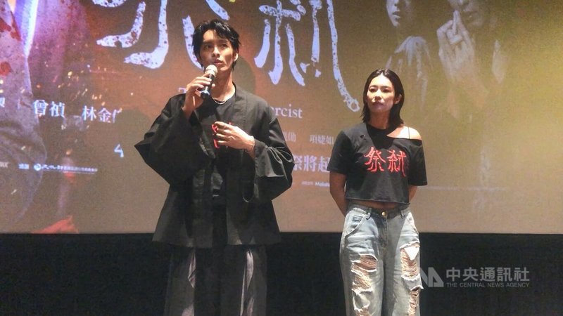 恐怖國片「祭弒」14日晚間在基隆舉行首映會，男主角曹佑寧（左）、演員林思宇（右）出席與觀眾互動。中央社記者王朝鈺攝　115年4月15日