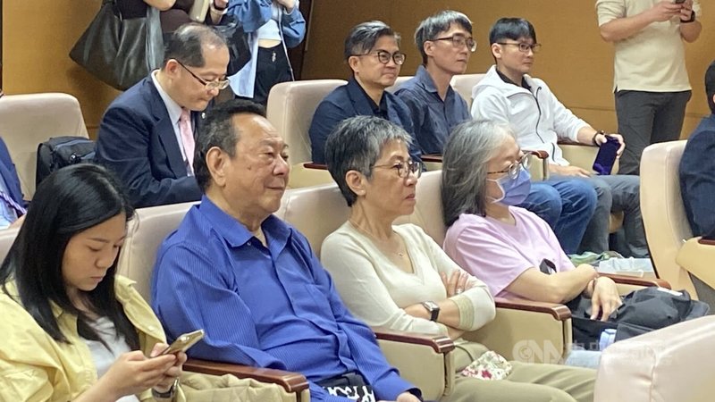 新北市金山區金包里慈護宮秘書長曾碧霞（前左3）透過關懷據點推動品牌「千歲咖啡」，鼓勵長者走出家門，展現銀髮族的多元可能。圖為曾碧霞115年4月9日參加新北市政府活動記者會。中央社記者黃旭昇攝　115年4月15日