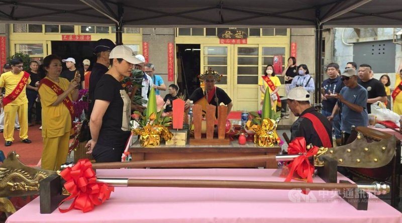 新北淡水行天武聖宮15日跨海至澎湖，自馬公福發鐵工廠迎回打鑄的一對關刀，將作為新建武聖宮的鎮宮之寶。中央社  115年4月15日