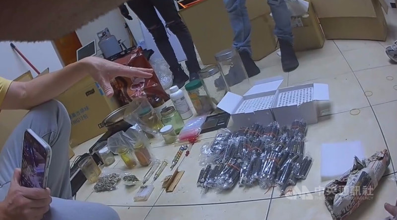 台中警方查緝毒品案時，溯源發現王姓男子在桃園地區設置毒品分裝場，案經前往查緝，除逮捕王男並查扣毒品及加熱器、分裝工具、帳本等證物。（翻攝照片）中央社記者蘇木春傳真　115年4月15日
